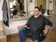 L'américano-libanais Habib Mansour, dans son salon de coiffure au centre de Dearborn, Michigan.( Photo : RFI/Stéfanie Schüler )