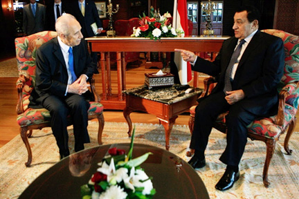 Shimon Peres (G) et Hosni Moubarak à Charm-el-Cheikh, le 23 octobre 2008. (Photo : AFP)
