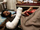 Une des victimes de l'attentat suicide, peu après son arrivée dans un hôpital de Peshawar, le 10 octobre 2008.(Photo: Reuters)