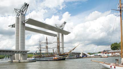 Le pont levé au maximum avec les voiliers de l'Armada(Photo : Denis Leroy/ DDE Haute Normandie)