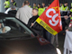 Des ouvriers de Renault Sandouville bloquent le trafic au Havre, le 24 octobre 2008.(Photo: Reuters)