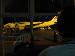 Aéroport de Bamako Senou. Chaque soir ou presque, Mamadou Keita attend les expulsés qu arrivent par le vol Af 791.(©V.Cagnolari)