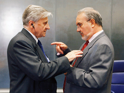 Le Président de la Banque centrale européenne, Jean-Claude Trichet (g) et le ministre espagnol de l'Economie, Pedro Solbes, à la réunion de l'Eurogroupe, au Luxembourg.( Photo : Reuters )