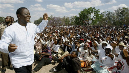 Les partisans de Morgan Tsvangirai lui ont renouvelé leur soutien dimanche alors que le leader du MDC est au bord de la rupture avec Robert Mugabe.(Photo : AFP)