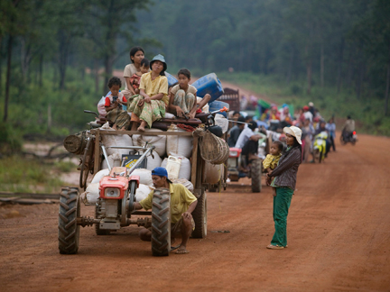 Une famille cambodgienne évacue la zone des combats près de la frontière nord entre le Cambodge et la Thaïlande.( Photo : Reuters )