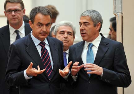 Le Premier Ministre espagnol José Luis Rodriguez Zapatero (g) et son homologue portugais Jose Socrates (d) participent aujourd'hui à la réunion extraordinaire de l'Eurogroupe à l'Elysée.(Photo : Reuters)