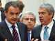 Le Premier Ministre espagnol José Luis Rodriguez Zapatero (g) et son homologue portugais Jose Socrates (d) participent aujourd'hui à la réunion extraordinaire de l'Eurogroupe à l'Elysée.(Photo : Reuters)