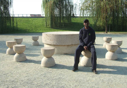 Dans le parc dédié au sculpteur Brancusi, à la "Table du Silence". (Photo : JFP/RFI)