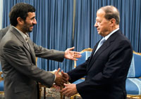 Le général Michel Aoun (d) a rencontré le président iranien Mahmoud Ahmadinejad (g), le 13 ocobre 2008, à Téhéran.

(Photo : Reuters)