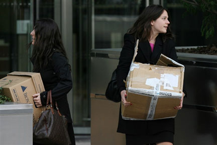 A Londres, deux employées quittent la banque Lehman Brothers avec leurs cartons, le 15 septembre 2008.( Photo : AFP )
