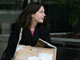 Une femme quitte la banque Lehman Brothers avec un carton à Londres, le 15 septembre 2008.( Photo : AFP )
