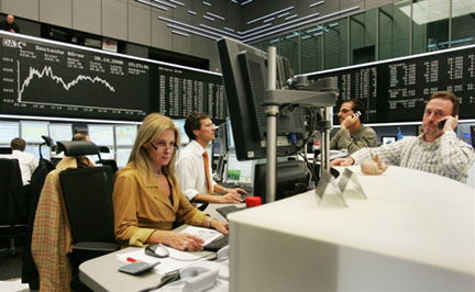 A la Bourse de Francfort, l'action Volskwagen a atteint 520 euros lundi puis a dépassé les 1000 euros mardi, soit la plus forte capitalisation boursière du monde. (Photo : AFP)