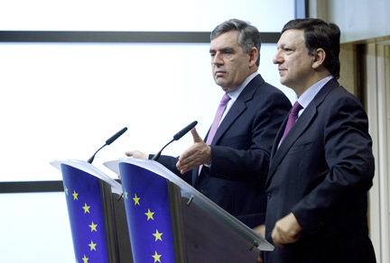 Le Premier ministre britannique Gordon Brown (g) et le président de la Commission Européenne José Manuel Barroso, le 15 octobre 2008 au siège de la Commission européenne à Bruxelles.(Photo: Reuters)