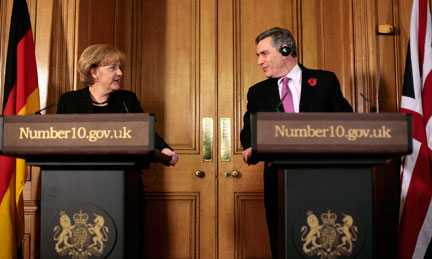 La chancelière allemande Angela Merkel et le Premier ministre britannique Gordon Brown lors d'une conférence de presse conjointe à Downing Street, le 30 octobre 2008.(Photo : Reuters)