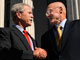 Le président américain George W. Bush (g) et le secrétaire au Trésor Henry Paulson (d). George Bush a estimé que ce plan de sauvetage jamais vu était vital «&nbsp;<em>pour aider l'économie américaine à survivre à la tempête financière</em> ».(Photo : Reuters)