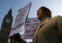 Manifestation de Chagossiens devant la Chambre des Lords à Londres, le 22 octobre.(Photo : Reuters)