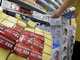 Dans un supermarché de Chengdu, au sud-ouest de la Chine, &nbsp;une vendeuse appose des étiquettes comportant la mention&nbsp;: «&nbsp;ne contient pas de mélamine&nbsp;», le 26&nbsp;septembre 2008.(Photo : AFP)