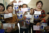 Des parents inquiets exigent le remboursement des boîtes de lait frelaté produites par la société chinoise Sanlu.(Photo : AFP)