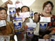 Des parents inquiets exigent le remboursement des boîtes de lait frelaté produites par la société chinoise Sanlu.(Photo : AFP)