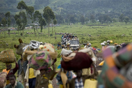 Ces Congolais, qui fuient les violences, quittent le camp de déplacés de Kibumba, à 35 kilomètres au nord de Goma, le 27 octobre 2008.  

		(Photo : AFP)