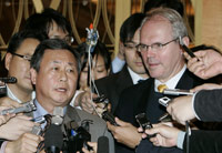 Christopher Hill (d), l'émissaire de l'administration Bush sur le nucléaire a rencontré son homologue nord-coréen, Kim Sook (g) le 30 septembre 2008.(Photo : Reuters)