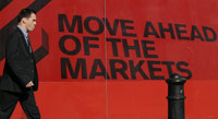 Une affiche «<em>Les marchés vont de l'avant</em>» dans les rues de Londres, en décalage avec la crise financière internationale.(Photo : Reuters)