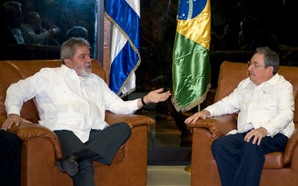 Le président brésilien Lula et son homologue cubain Raul Castro se sont retrouvés peu après l'arrivée de Lula à La Havane, le jeudi 30 octobre 2008.(Photo : Reuters)
