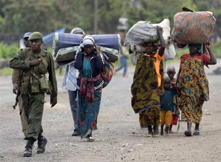 Des militaires accompagnent des déplacées et leurs enfants, dans la province de Goma, le 30 octobre 2008.(Photo : AFP)