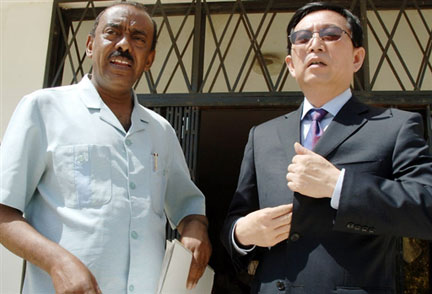  Li Cheng Wen, ambassadeur de Chine à Khartoum (d) et Ali Ahmed Kerti, ministre d'Etat soudanais au ministère des Affaires étrangères, le 20 octobre 2008 à Khartoum. Les autorités des deux pays cherchent à contacter les ravisseurs des neuf expatriés chinois. (Photo : AFP)