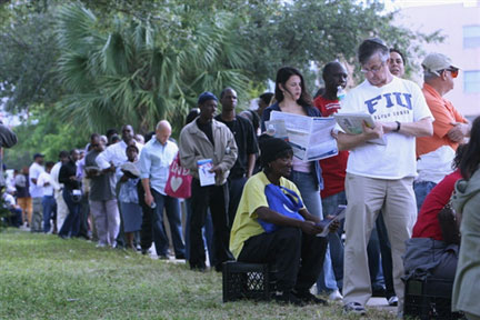 A Miami, en Floride, ceux qui le désirent, ont déjà commencé à voter. C'est le principe du « earlier voting », le vote anticipé. Le succès est tel que le gouverneur de Miami a décidé de retarder la fermeture des bureaux de vote.(Photo : AFP)