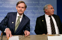Le président de la Banque mondiale, Robert Zoellick (g), et le directeur général du FMI, Dominique Strauss-Kahn (d), tiennent une conférence de presse commune, à Washington, à la suite de la réunion Banque mondiale-FMI, le 12 octobre 2008.(Photo : Reuters)