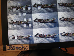 En fond d'écran de l'ordinateur de l'association malienne des expulsés, une photos de clandestins à bord d'une pirogue.(©V.Cagnolari)