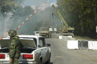 Démantèlement de la chicane du barrage de Karaleti, sur la "première ligne" de checkpoints russes installés en Géorgie.(Photo : R. Genté/RFI)