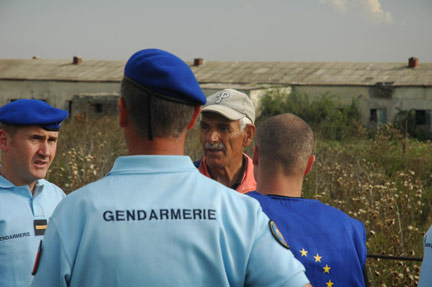 Des gendarmes francais et des policiers polonais, de la mission européenne d'observation du respect des accords de paix, à la rencontre de la population de la zone adjacente de l'Ossétie du Sud, dans le village de Shindisi. (Photo : R. Genté/RFI)