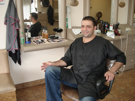L'américano-libanais Habib Mansour, dans son salon de coiffure au centre de Dearborn, Michigan.( Photo : RFI/Stéfanie Schüler)