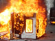 Après les attentats, la foule en colère a incendié une ambulance à Guwahati, le 30 octobre 2008.( Photo : Reuters )