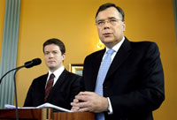 Le Premier ministre islandais Geir Haarde, accompagné du ministre du Commerce Bjorgvin Sigurdsson, en conférence de presse le 7 octobre 2008.(Photo : AFP)