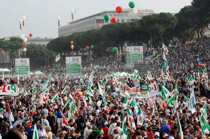 Les manifestants anti-gouvernementaux du Parti démocrate arrivent au Cirque Maxime à Rome, le 25 octobre 2008.    (Photo : Reuters)