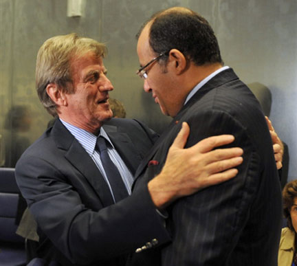 Le ministre français des Affaires étrangères, Bernard Kouchner (g) et son homologue marocain, Taïeb Fassi Fihri (d) au Luxembourg, le 13 octobre 2008.(Photo : AFP)