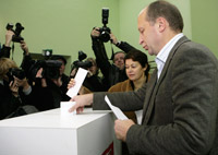 Andrius Kubilius, le leader du parti conservateur de l'opposition, votant pour les élections législatives, à Vilnius, le 12 octobre 2008.(Photo : Reuters)