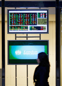 Devant la City de Londres. Après la pire semaine de leur histoire, les Bourses européennes se reprenaient ce lundi.( Photo : Reuters )