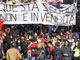 Des manifestations ont eu lieu contre la politique du gouvernement Berlusconi dans les grandes villes italiennes, le 17 octobre 2008. Dans les rues de Milan, les manifestants ont défilé contre la réforme de l'Education derrière une grande banderole où était inscrit : «&nbsp;<em>L'école n'est pas à vendre&nbsp;</em>». (Photo : AFP)