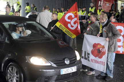 Les salariés de l'usine Renault de Sandouville bloquent le trafic routier pour protester contre l'arrêt temporaire de la production, le 27 octobre 2008.(Photo : Reuters)