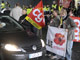 Les salariés de l'usine Renault de Sandouville bloquent le trafic routier pour protester contre l'arrêt temporaire de la production, le 27 octobre 2008.(Photo : Reuters)
