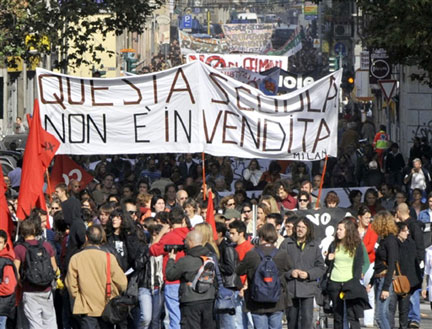 Des manifestations ont eu lieu contre la politique du gouvernement Berlusconi dans les grandes villes italiennes, le 17 octobre 2008. Dans les rues de Milan, les manifestants ont défilé contre la réforme de l'Education derrière une grande banderole où était inscrit : «&nbsp;<em>L'école n'est pas à vendre&nbsp;</em>». (Photo : AFP)