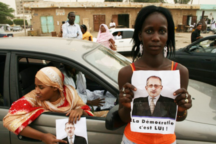 Ces deux jeunes mauritaniennes tiennent dans leurs mains le portrait du président Abdallahi, renversé le 6 août dernier. Elles ont tenté de participer au rassemblement organisé dimanche 5 octobre par le Front anti-putsch, aux abords de l'hôpital national. Non autorisée, la manifestation a été dispersée par la police.(Photo : Manon Rivière/RFI)