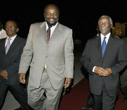 L'ex-président sud-africain Thabo Mbeki (d) accueilli à Harare par le ministre zimbabwéen des Affaires étrangères Samuel Mumbengegwi (c), le 13 octobre 2008.(Photo : AFP)