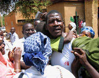 Moussa Kaka, le correspondant de RFI au Niger, entouré de ses proches à sa sortie de prison, ce 7 octobre.(Photo : AFP)