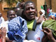 Moussa Kaka, le correspondant de RFI au Niger, entouré de ses proches à sa sortie de prison, ce 7 octobre.(Photo : AFP)