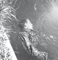Garde SS mort dans un canal ( Dachau, Allemagne - 1945)© Lee Miller Archives